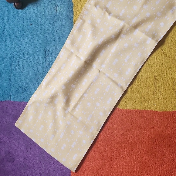 Tommy Bahama Placemats & Runner - Picture 5 of 5